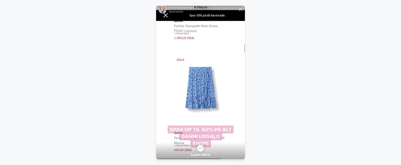 Screenshot fra Tiffany Danmarks Instagram, hvor de reklamerer for en lyseblå Ganni nederdel
